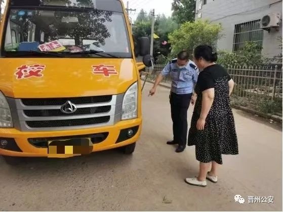 晉州市公安局交警大隊(duì)開(kāi)展幼兒園校車夏季安全大檢查/ 圖片