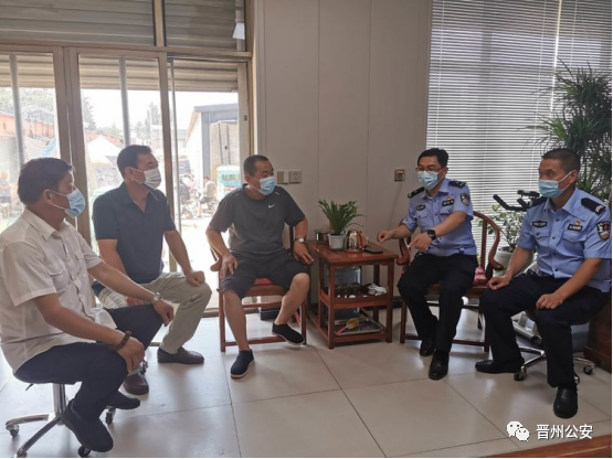 晉州市公安局交警大隊(duì)開(kāi)展幼兒園校車夏季安全大檢查/ 圖片