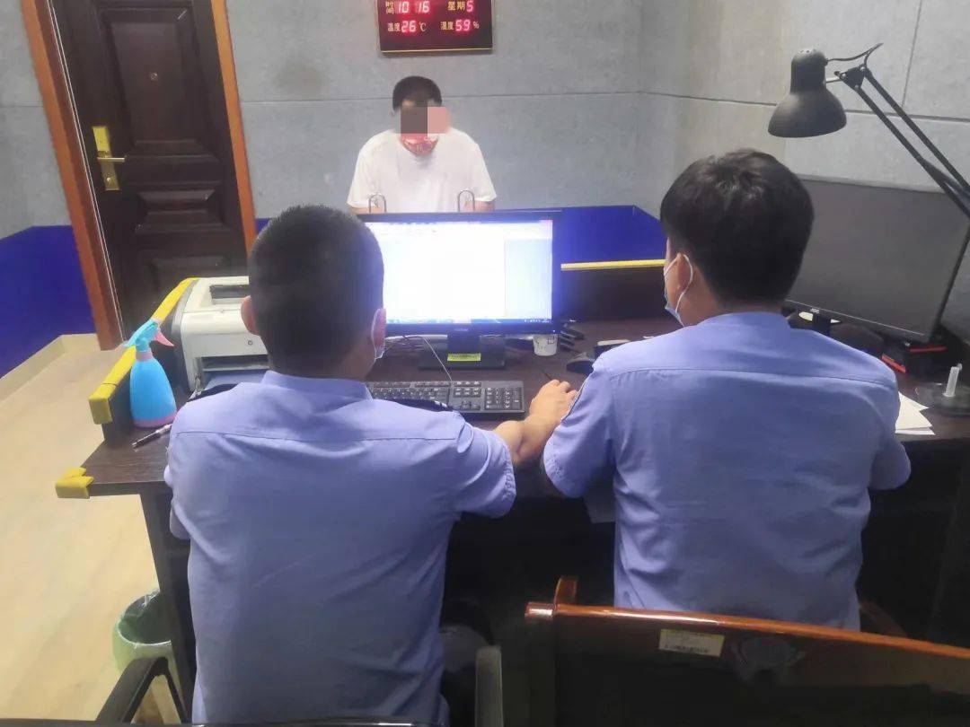 衡水1黑校車超載拉了一車孩子,連校車標牌都沒有! 衡水1黑校車超載拉了一車孩子,連校車標牌都沒有!