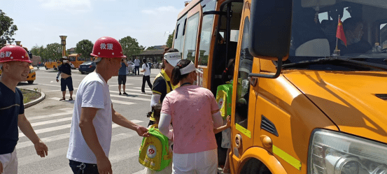 澧縣校車公司強化“安全生產月”開展救援演練活動