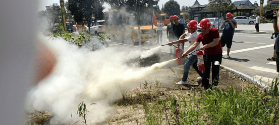 澧縣校車公司強化“安全生產月”開展救援演練活動