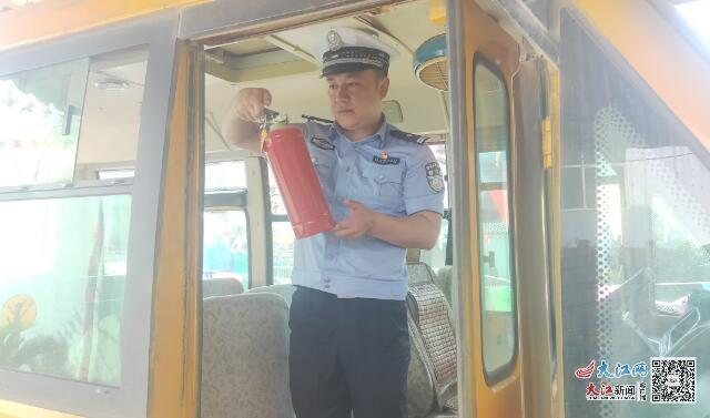 德安交警開展校車安全大檢查 筑牢學生出行安全防線(圖) 德安交警開展校車安全大檢查 筑牢學生出行安全防線(圖)