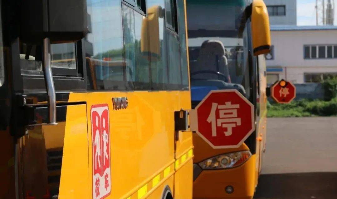 邵陽:不禮讓校車,這輛車被曝光! 邵陽:不禮讓校車,這輛車被曝光!