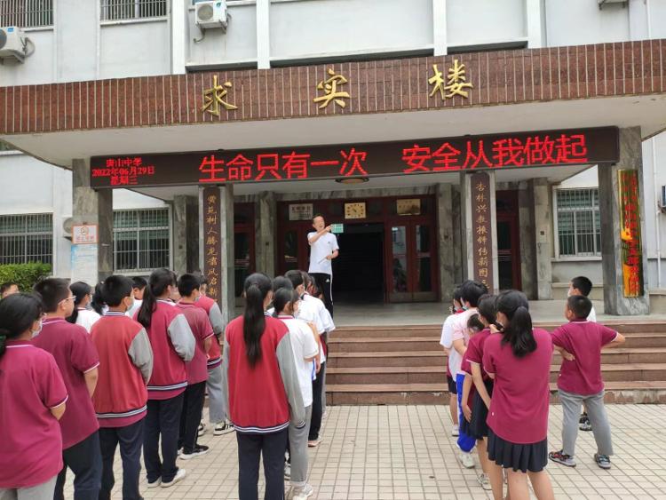 桓臺(tái)縣唐山鎮(zhèn)中學(xué)開展校車事故應(yīng)急疏散演練