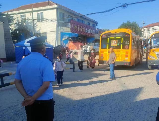 棲霞市唐家泊鎮開展校車安全大檢查/ 棲霞市唐家泊鎮開展校車安全大檢查