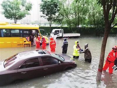 太原一輛校車遇積水被困，車上20多個孩子被轉移至安全地帶