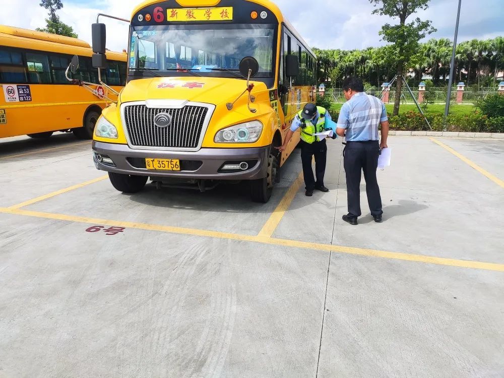 古鎮交警暑假前夕送安全“早餐”,學生、家長都有~ 古鎮交警暑假前夕送安全“早餐”,學生、家長都有~