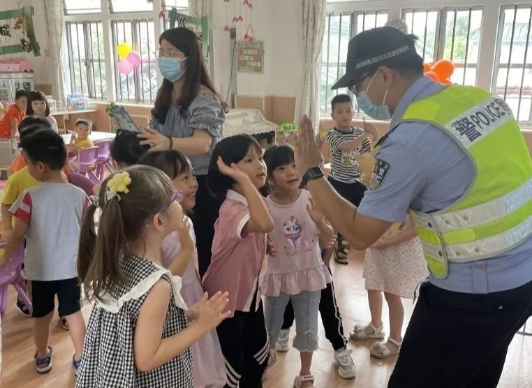 古鎮交警暑假前夕送安全“早餐”,學生、家長都有~ 古鎮交警暑假前夕送安全“早餐”,學生、家長都有~