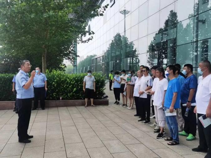 源頭監(jiān)管 | 運(yùn)河區(qū)教育體育局聯(lián)合滄州交警對校車進(jìn)行安全檢查