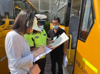 源頭監(jiān)管 | 運(yùn)河區(qū)教育體育局聯(lián)合滄州交警對校車進(jìn)行安全檢查