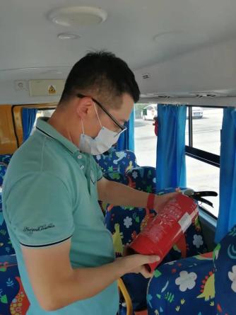 源頭監(jiān)管 | 運(yùn)河區(qū)教育體育局聯(lián)合滄州交警對校車進(jìn)行安全檢查