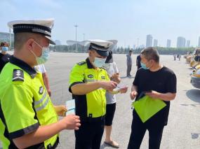 源頭監(jiān)管 | 運(yùn)河區(qū)教育體育局聯(lián)合滄州交警對校車進(jìn)行安全檢查