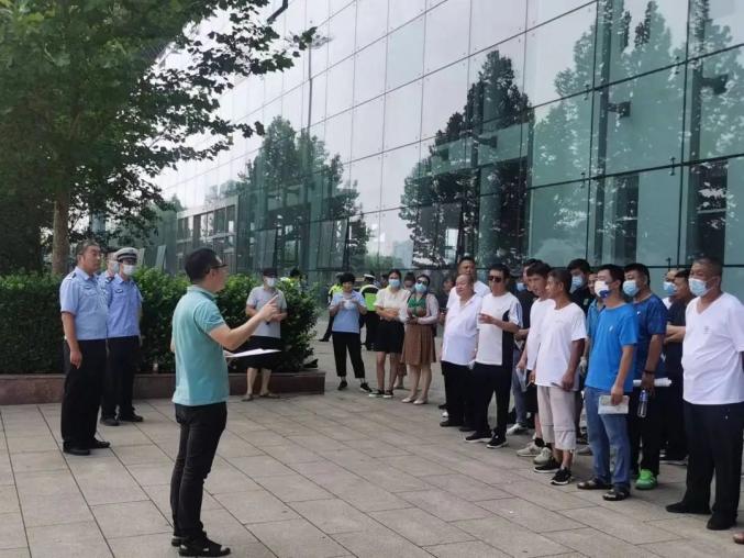 源頭監(jiān)管 | 運(yùn)河區(qū)教育體育局聯(lián)合滄州交警對校車進(jìn)行安全檢查