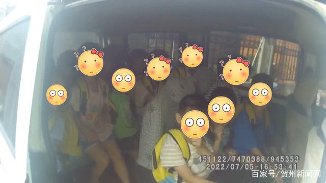 7座車竟載了20人！交警查獲一起未取得校車標牌提供校車服務違法行為