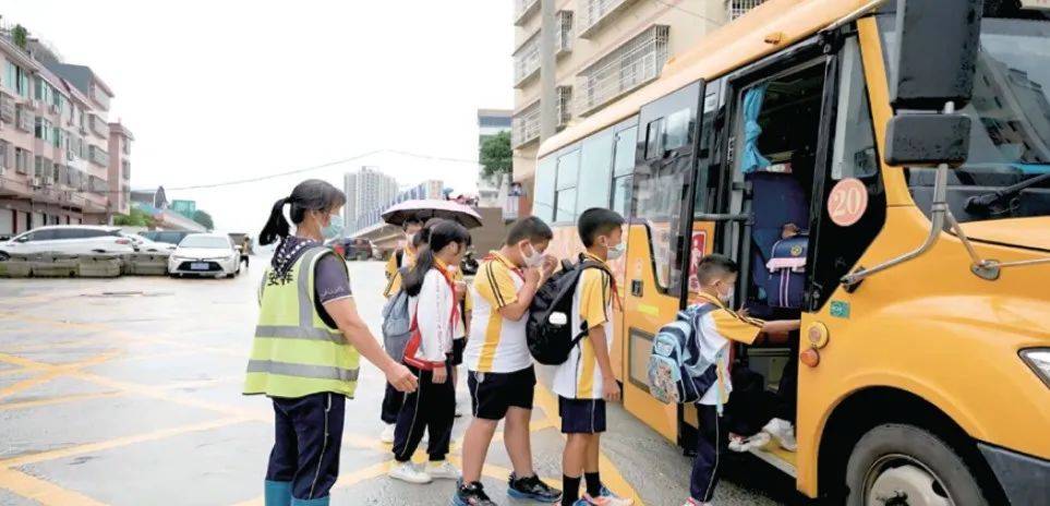 宇通校車進山村:連通大山的連心校車 宇通校車進山村:連通大山的連心校車