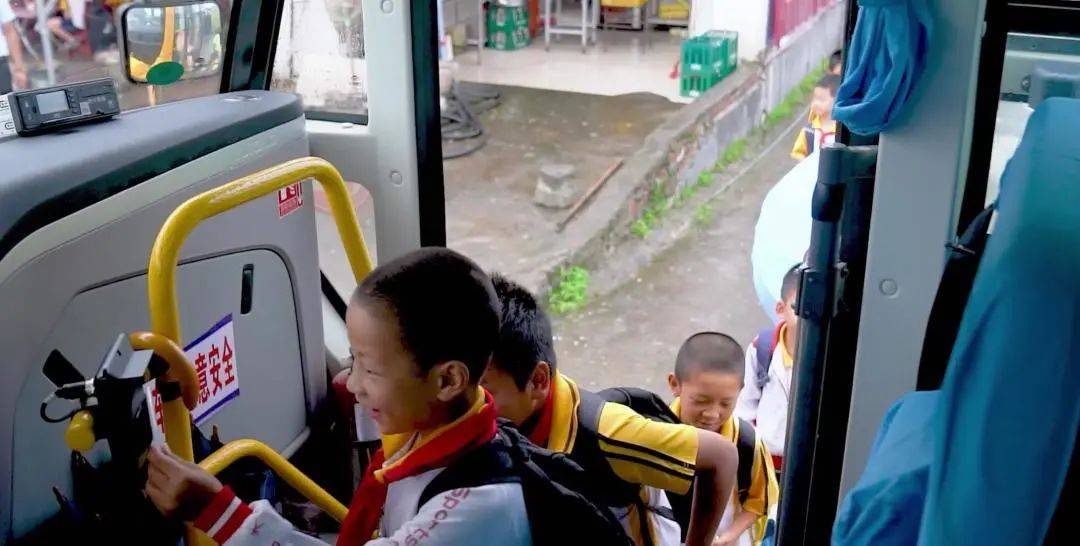 宇通校車進山村:連通大山的連心校車 宇通校車進山村:連通大山的連心校車