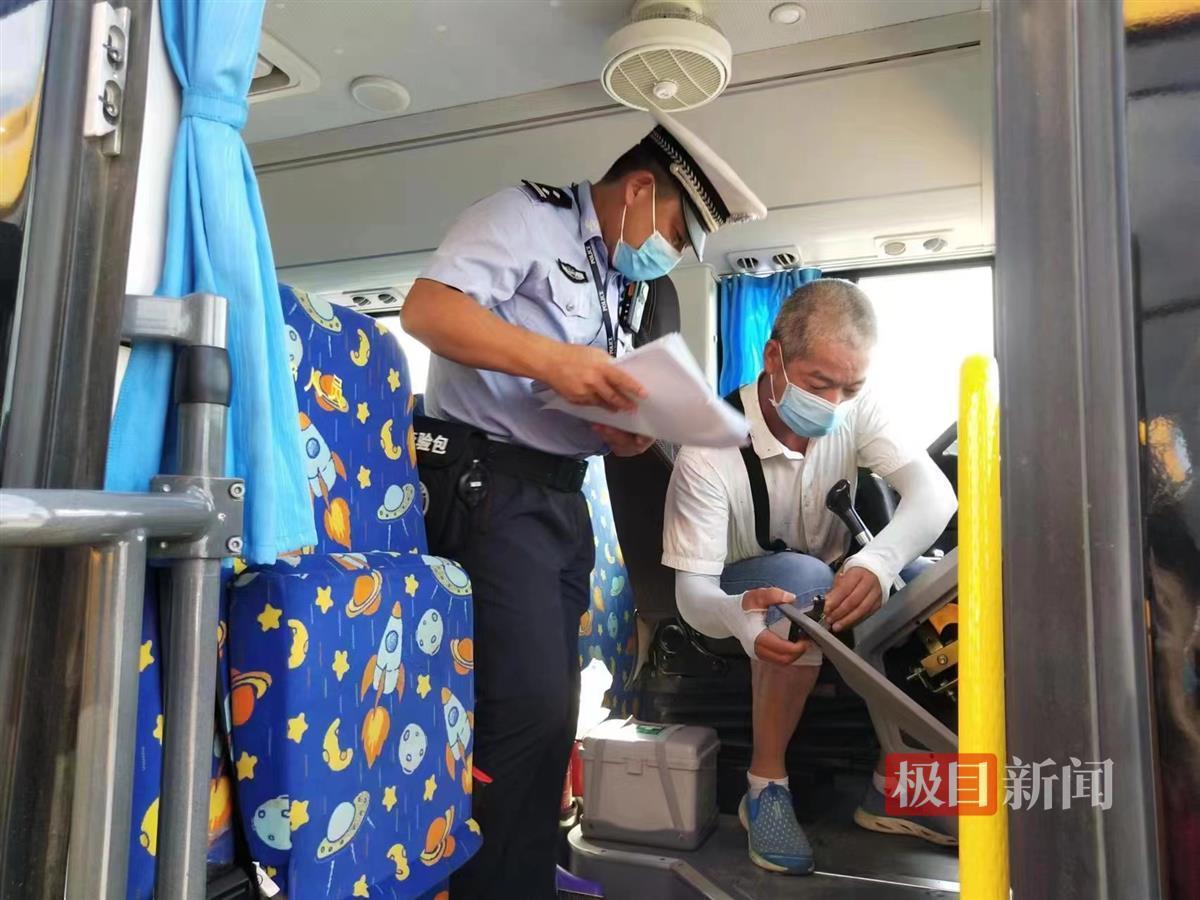 開學季校車“大體檢”，赤壁交警為學生安全護航