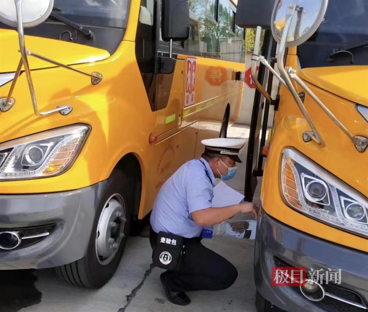 開學季校車“大體檢”，赤壁交警為學生安全護航