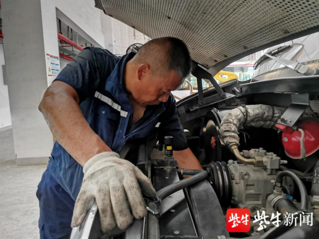 看!大鼻子校車“體檢”迎開學(xué) 圖片