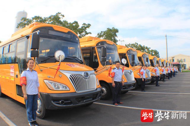 看!大鼻子校車“體檢”迎開學(xué) 圖片