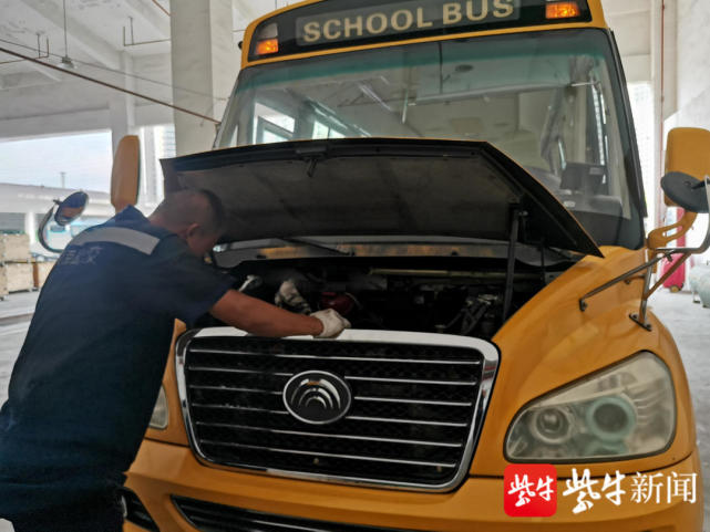 看!大鼻子校車“體檢”迎開學(xué) 圖片