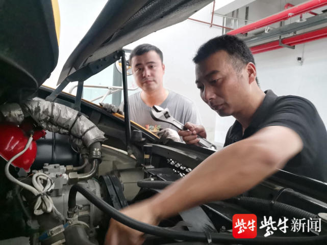 看!大鼻子校車“體檢”迎開學(xué) 圖片