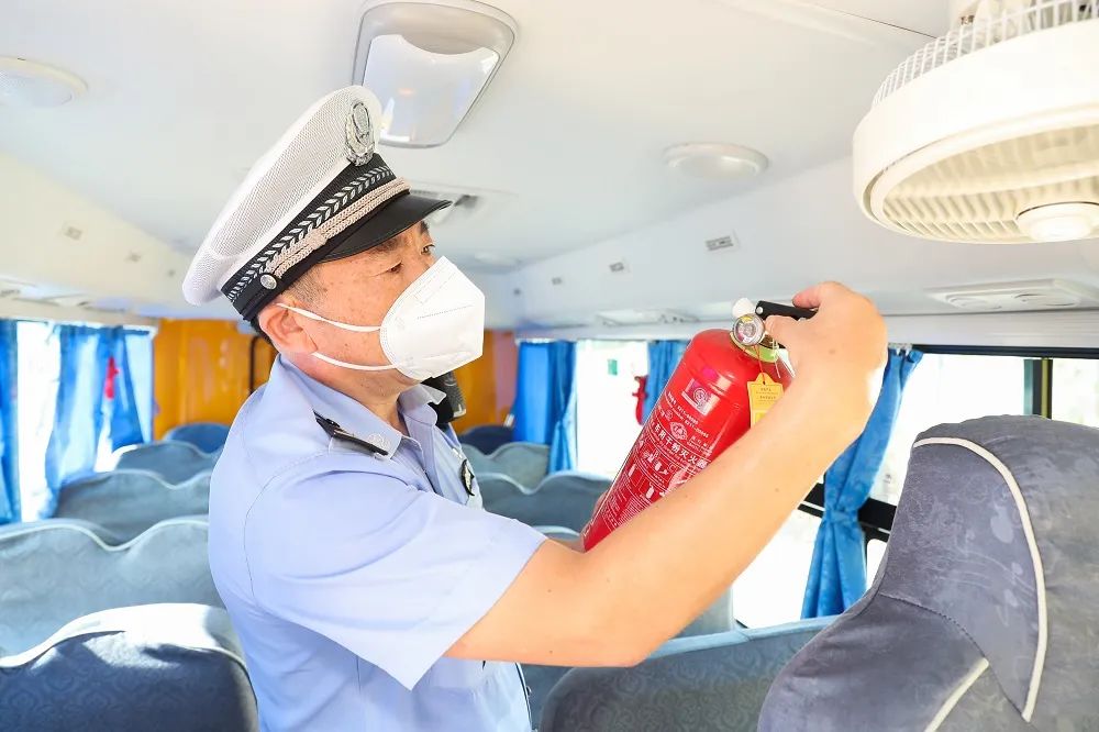 周邊道路“微改造”、校車校舍“做體檢”，松江警方全面護(hù)航“開學(xué)季”