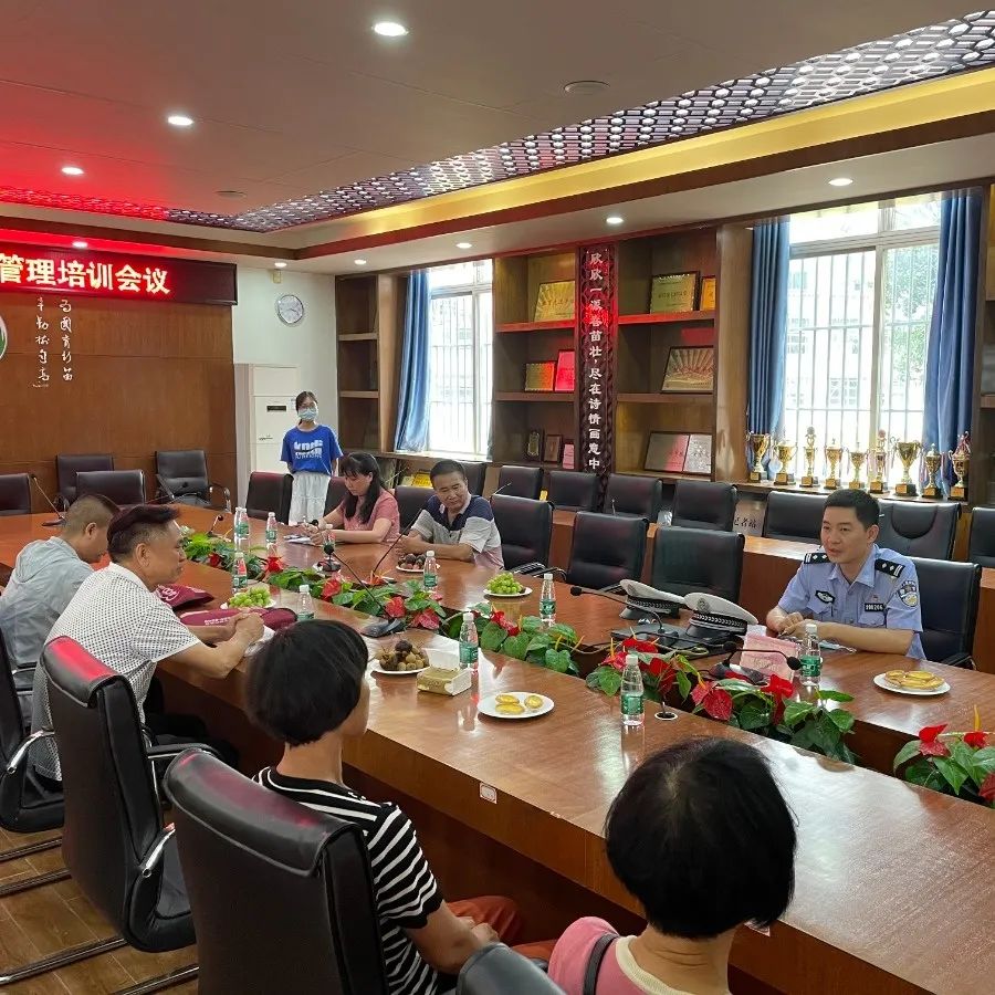 佛山交警為校車“體檢”迎開學! 佛山交警為校車“體檢”迎開學!