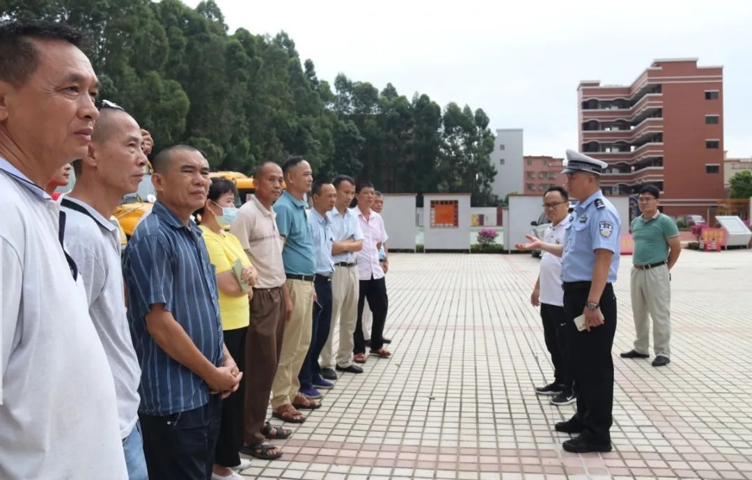佛山交警為校車“體檢”迎開學! 佛山交警為校車“體檢”迎開學!