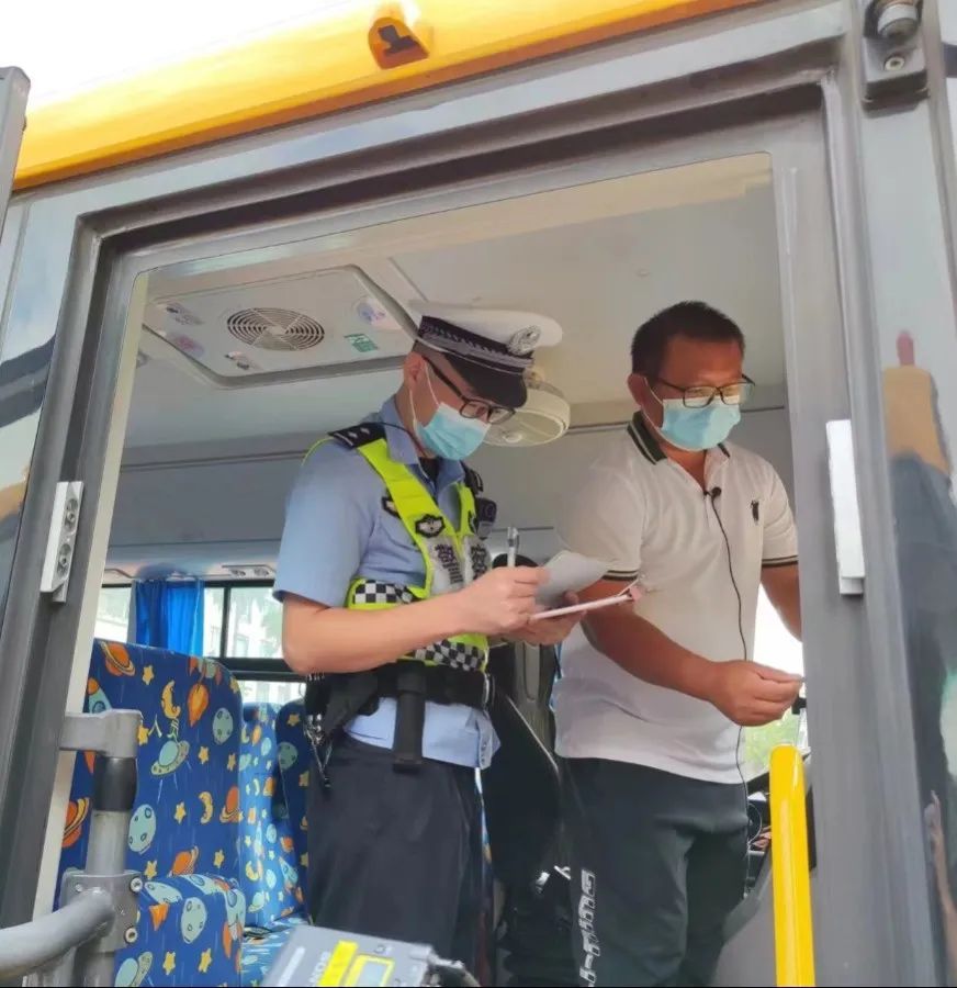 佛山交警為校車“體檢”迎開學! 佛山交警為校車“體檢”迎開學!