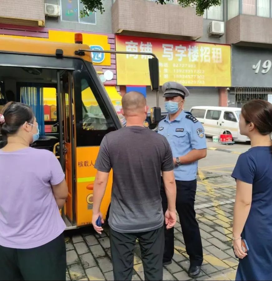 佛山交警為校車“體檢”迎開學! 佛山交警為校車“體檢”迎開學!