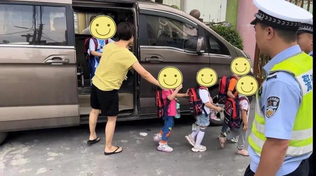 【百日行動·打擊】饒平一嚴重超員“黑校車”駕駛員被依法立案偵查！