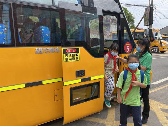 江夏又一街道開通校車“校車爸爸”和女兒同上學