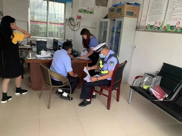 碧江交警進轄區幼兒園開展校車安全大檢查/ 碧江交警進轄區幼兒園開展校車安全大檢查