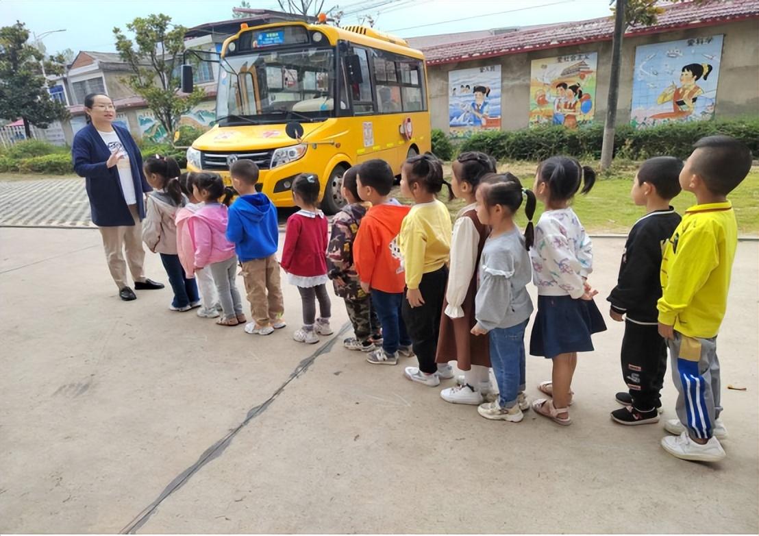 校車安全伴我行——安康鄉(xiāng)中心幼兒園校車安全應(yīng)急逃生演練活動(dòng) 校車安全伴我行——安康鄉(xiāng)中心幼兒園校車安全應(yīng)急逃生演練活動(dòng)