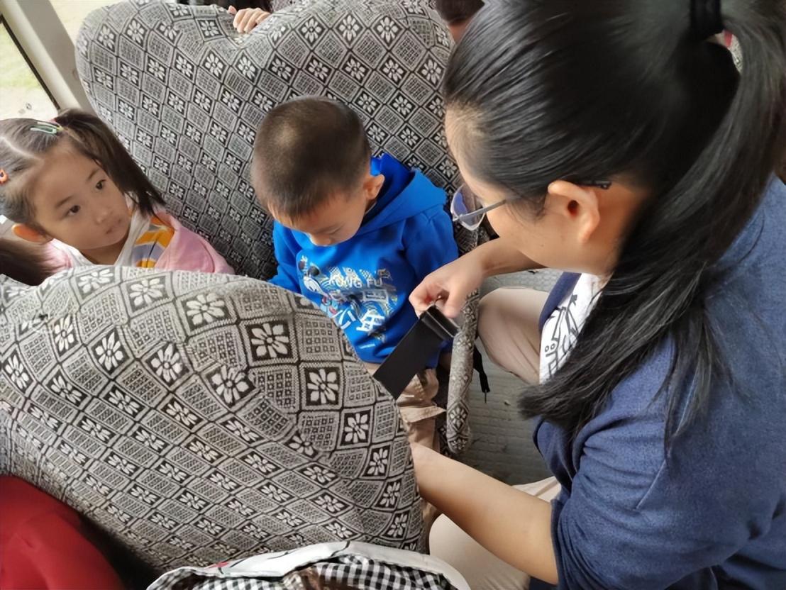 校車安全伴我行——安康鄉(xiāng)中心幼兒園校車安全應(yīng)急逃生演練活動(dòng) 校車安全伴我行——安康鄉(xiāng)中心幼兒園校車安全應(yīng)急逃生演練活動(dòng)