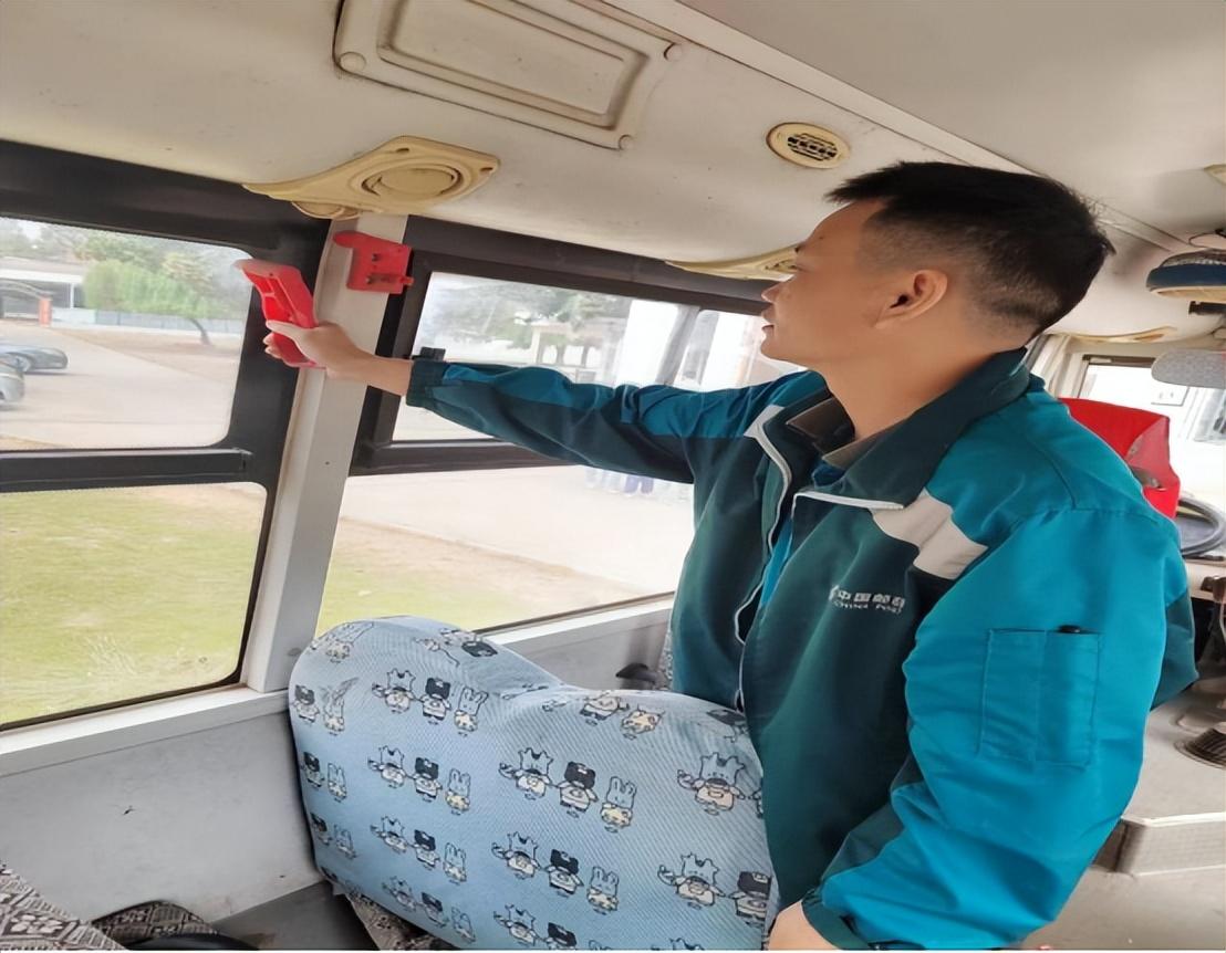 校車安全伴我行——安康鄉(xiāng)中心幼兒園校車安全應(yīng)急逃生演練活動(dòng) 校車安全伴我行——安康鄉(xiāng)中心幼兒園校車安全應(yīng)急逃生演練活動(dòng)