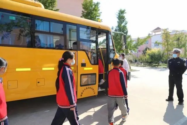 以練為戰(zhàn) 防患未然|棲霞交警開展校車安全演練活動(dòng) 以練為戰(zhàn) 防患未然|棲霞交警開展校車安全演練活動(dòng)