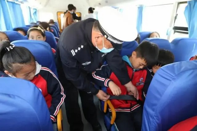 以練為戰(zhàn) 防患未然|棲霞交警開展校車安全演練活動(dòng) 以練為戰(zhàn) 防患未然|棲霞交警開展校車安全演練活動(dòng)