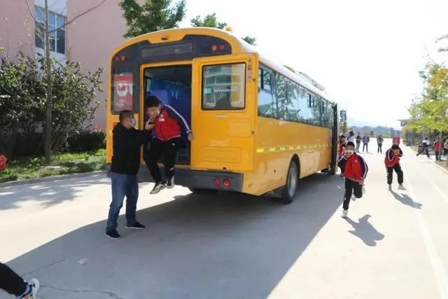 以練為戰(zhàn) 防患未然|棲霞交警開展校車安全演練活動(dòng) 以練為戰(zhàn) 防患未然|棲霞交警開展校車安全演練活動(dòng)