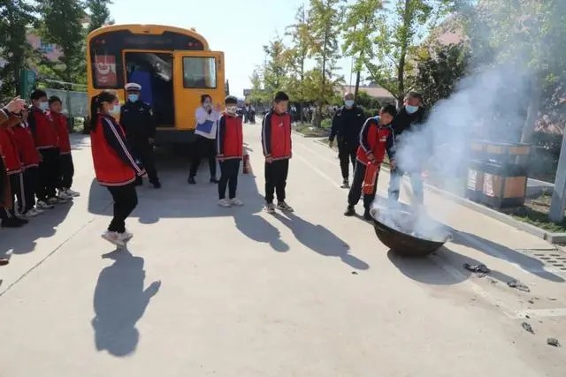 以練為戰(zhàn) 防患未然|棲霞交警開展校車安全演練活動(dòng) 以練為戰(zhàn) 防患未然|棲霞交警開展校車安全演練活動(dòng)