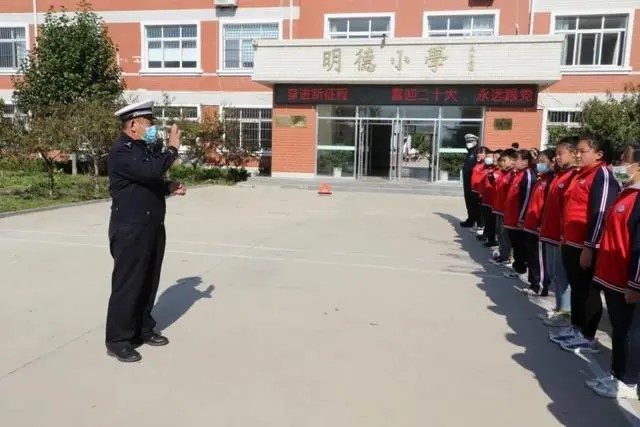 以練為戰(zhàn) 防患未然|棲霞交警開展校車安全演練活動(dòng) 以練為戰(zhàn) 防患未然|棲霞交警開展校車安全演練活動(dòng)