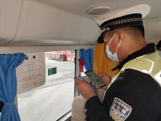 嚴(yán)把校車安全關(guān) 護(hù)航平安上學(xué)路 嚴(yán)把校車安全關(guān) 護(hù)航平安上學(xué)路