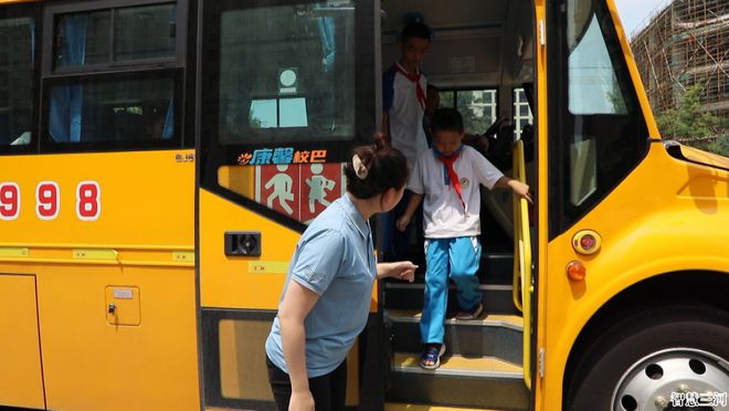 保障校車安全 護航孩子成長 保障校車安全 護航孩子成長