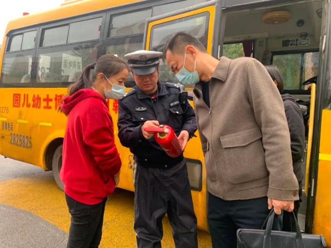 開展校車“體檢” 筑牢安全防線 開展校車“體檢” 筑牢安全防線