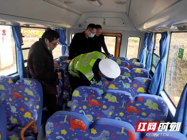 隆回荷田交警中隊(duì)聯(lián)合開展校車安全檢查/ 圖片