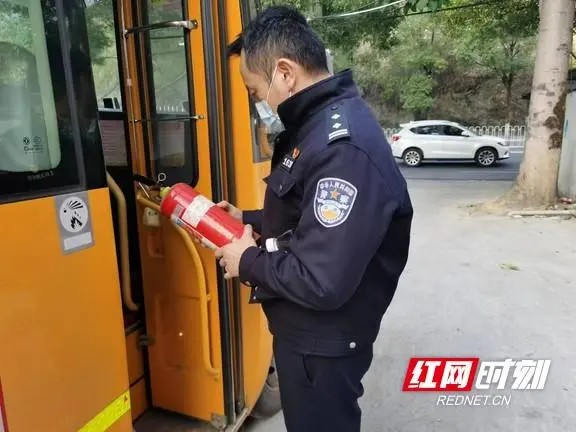吉首交警開展校車安全檢查 筑牢平安上學路 吉首交警開展校車安全檢查 筑牢平安上學路