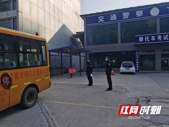 吉首交警開展校車安全檢查 筑牢平安上學路 吉首交警開展校車安全檢查 筑牢平安上學路