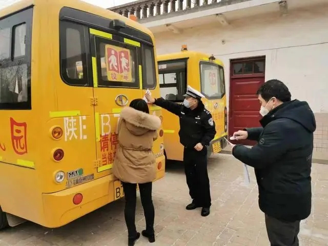 「平安春運 交警同行」白水公安交警聯(lián)合縣教育局封存校車 「平安春運 交警同行」白水公安交警聯(lián)合縣教育局封存校車