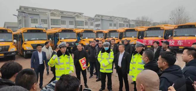 三河交警為139輛校車舉行“身份證”發(fā)放儀式